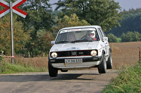 Troels Lund, Gørlev, og Peter Petersen, Sorø, midt i deres sjoveste og mest spændende rally gennem 3 sæsoner.